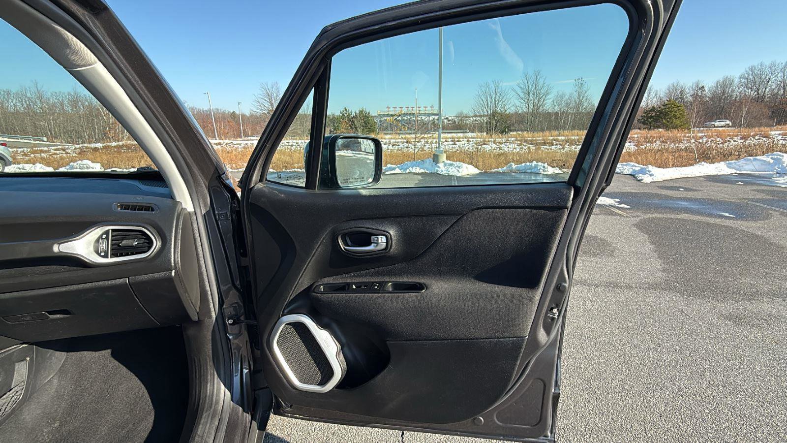 Used 2019 Jeep Renegade Latitude w/ Cold Weather Group image 17