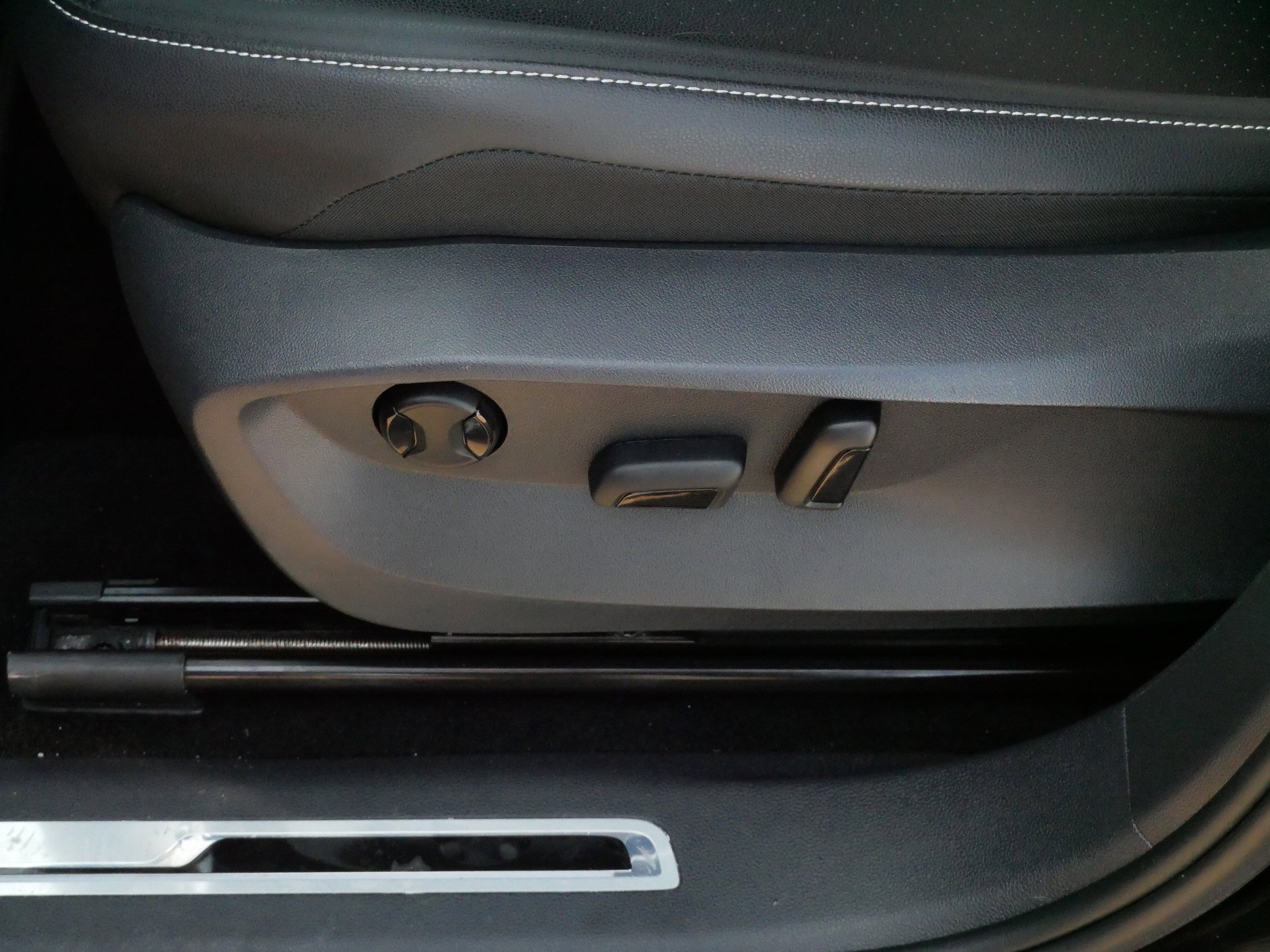 Certified 2023 Volkswagen Tiguan SE R-Line image 20