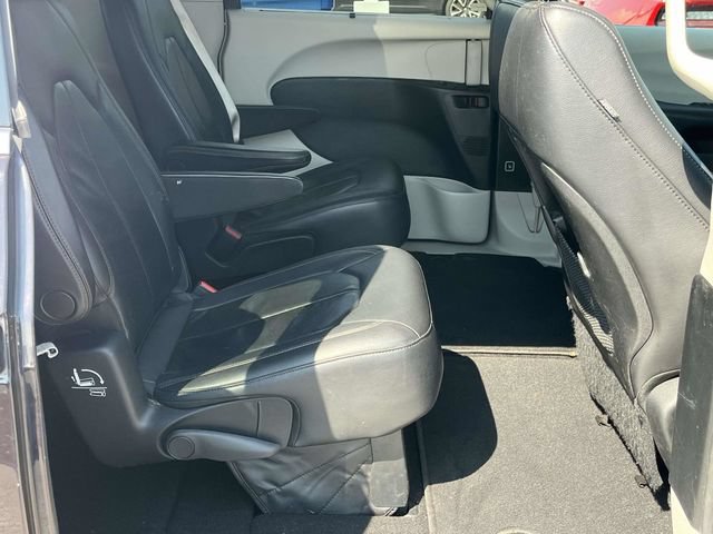 Used 2018 Chrysler Pacifica Touring-L FWD image 22