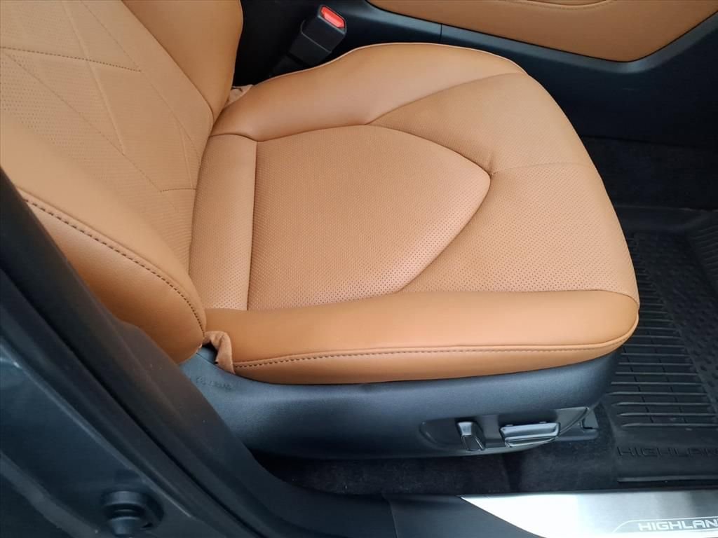 Used 2026 Toyota Highlander Platinum image 17