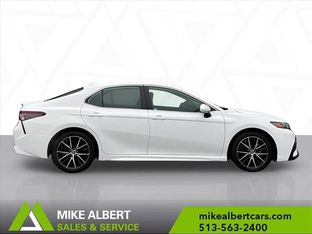 Used 2023 Toyota Camry SE image 3