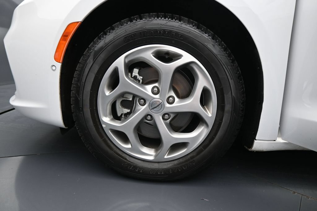 Used 2024 Chrysler Pacifica Limited w/ Uconnect Theater Family Group FWD image 37