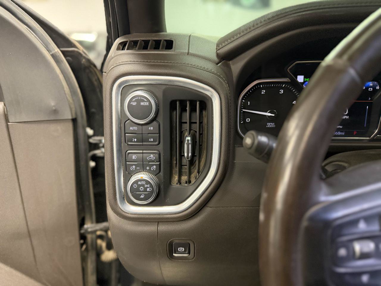 Used 2022 GMC Sierra 3500 Denali w/ Denali Ultimate Package AWD/4WD image 21
