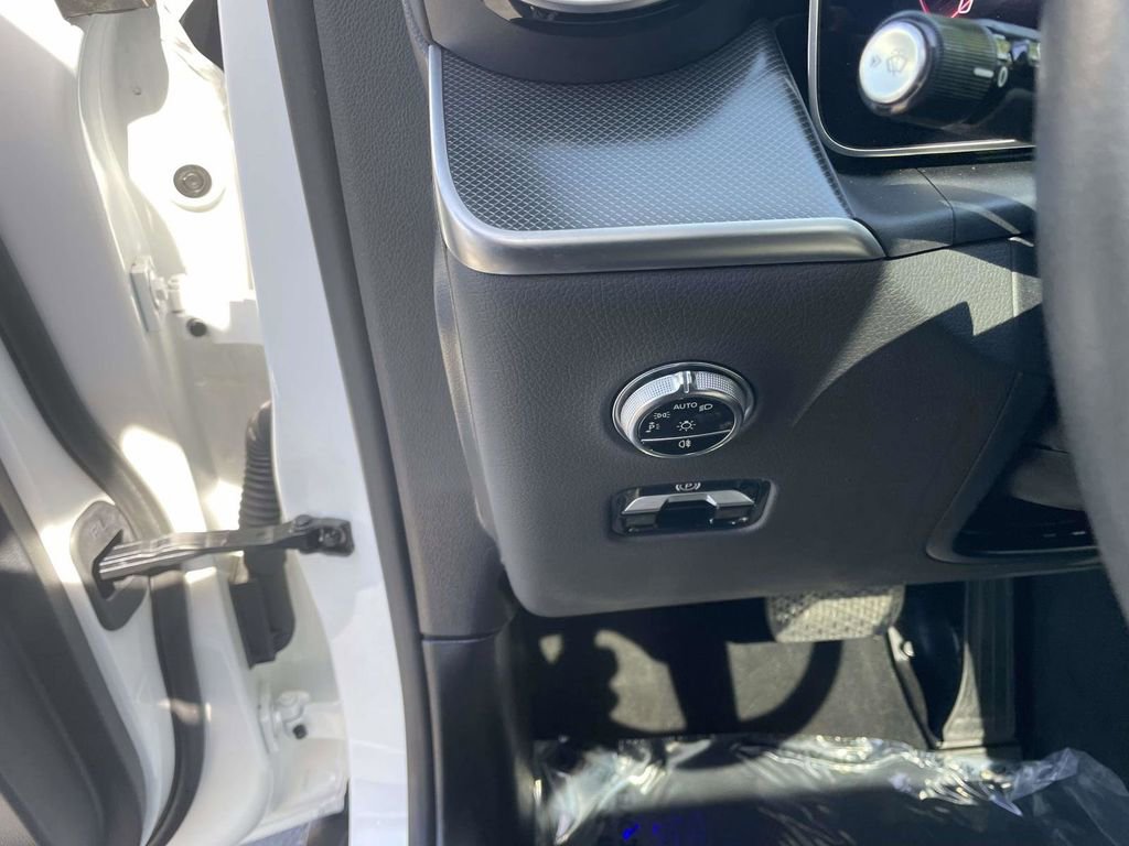 Used 2024 Mercedes-Benz GLC 300 4MATIC image 30