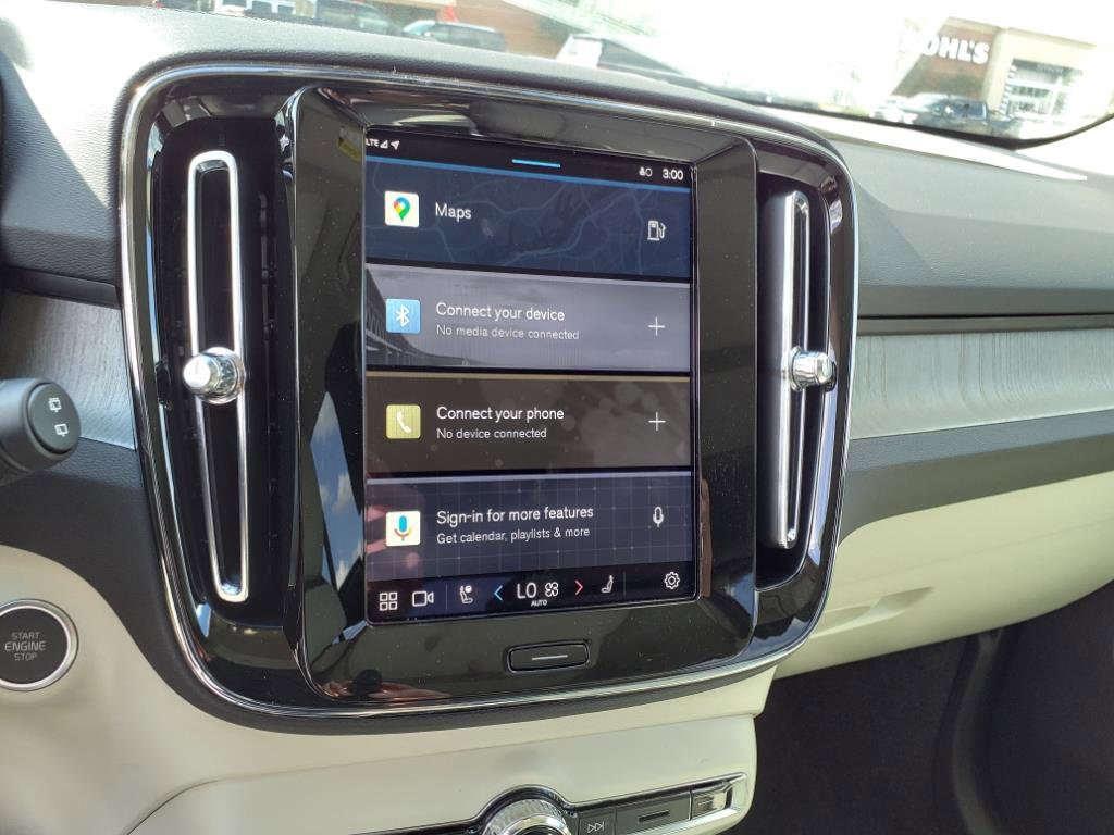 Certified 2025 Volvo XC40 B5 Ultra w/ Climate Package image 18