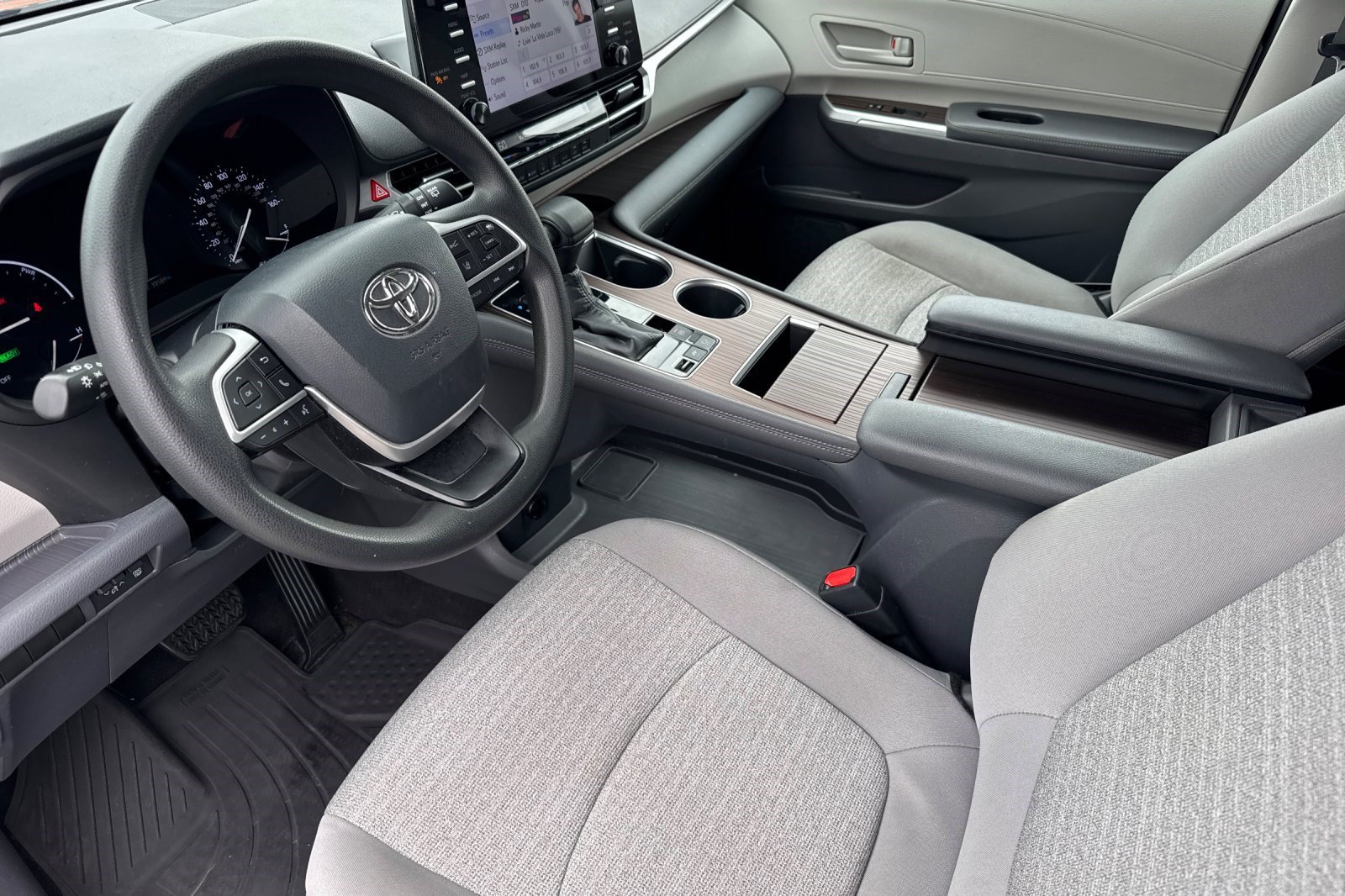 Certified 2021 Toyota Sienna LE FWD image 4