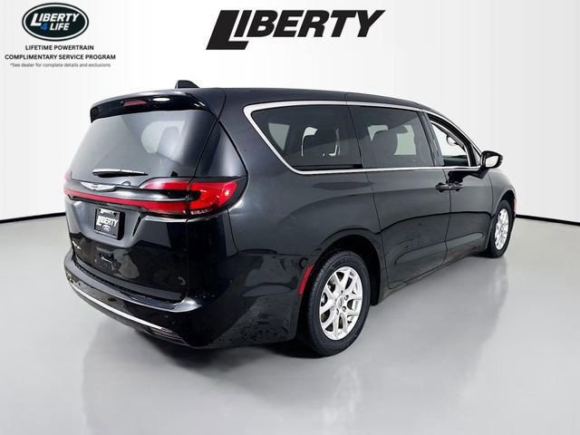 Used 2023 Chrysler Pacifica Touring-L image 7