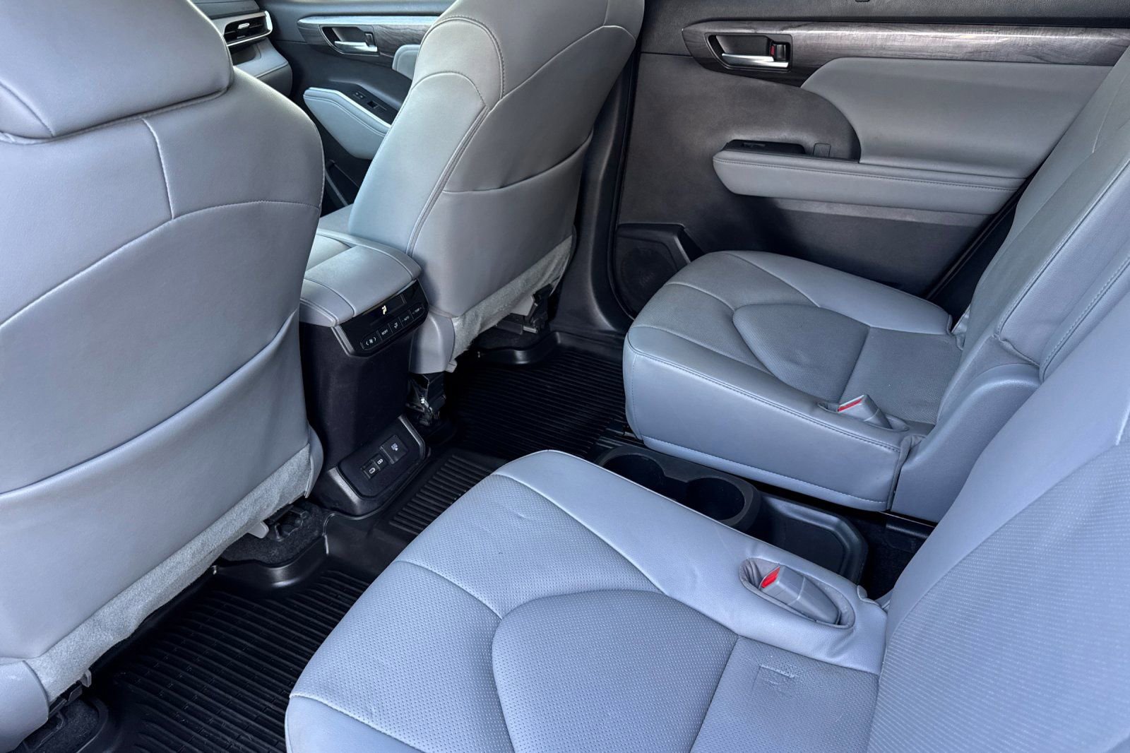Used 2023 Toyota Highlander Limited FWD image 13