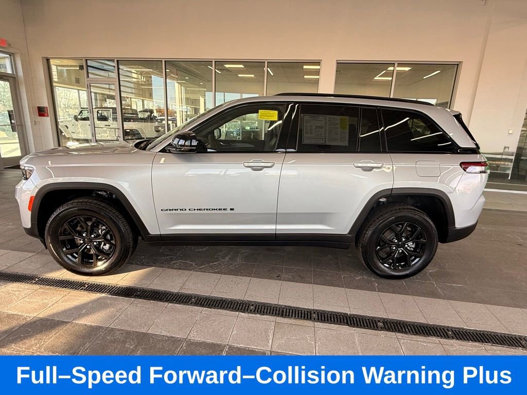 Used 2025 Jeep Grand Cherokee Altitude AWD/4WD image 6