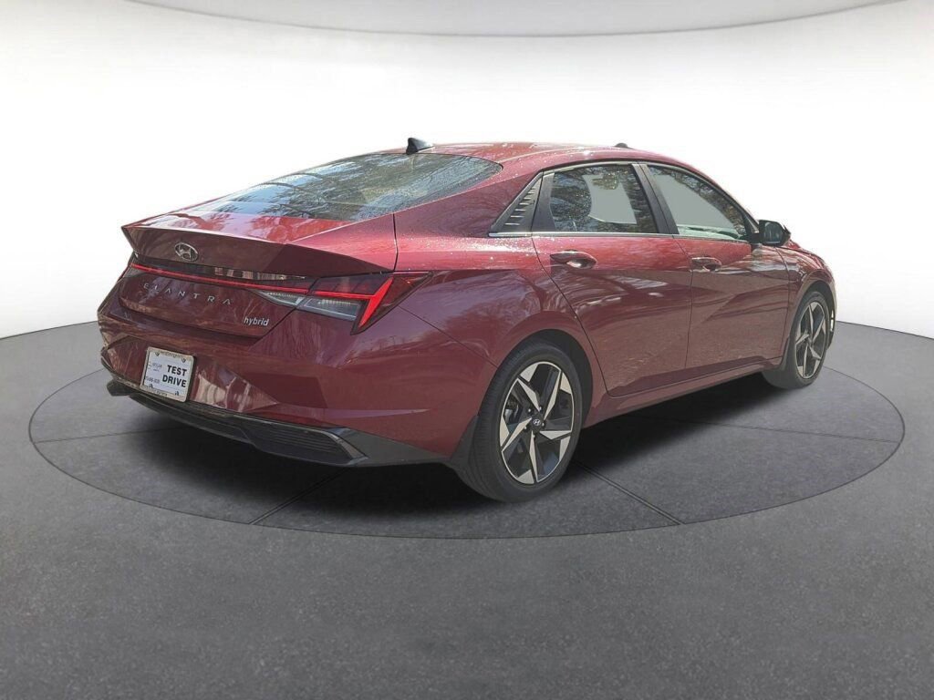 Used 2023 Hyundai Elantra Limited image 4