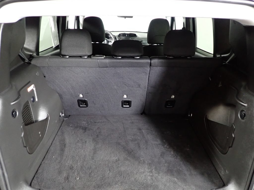 Used 2023 Jeep Renegade Latitude AWD/4WD image 17