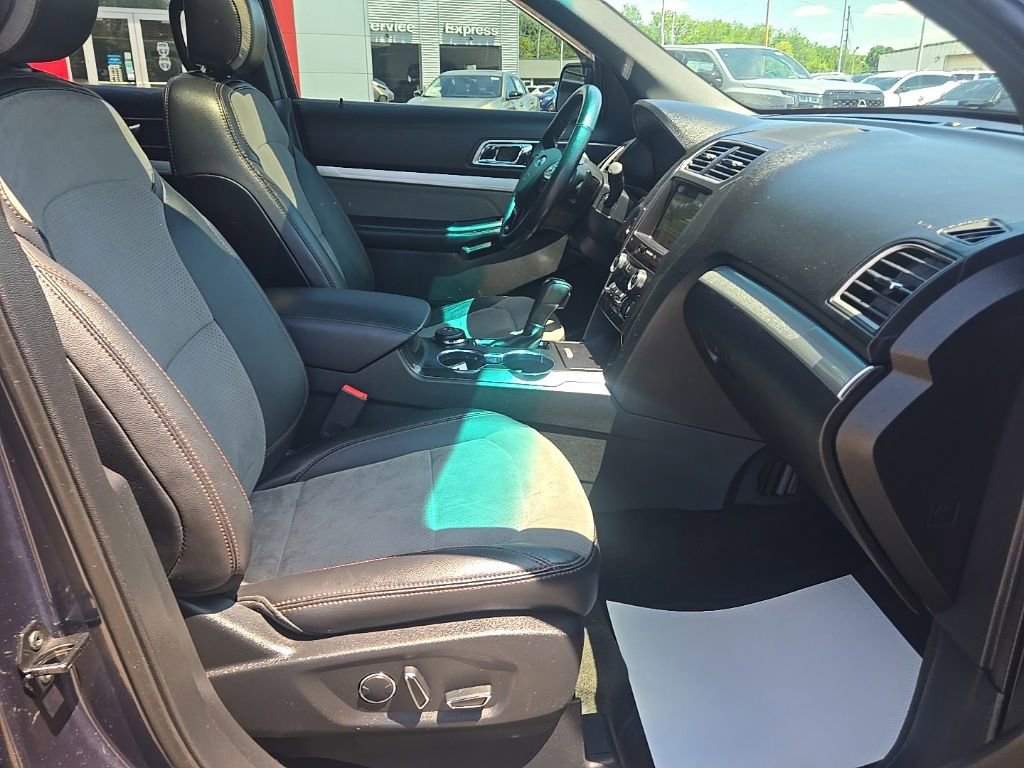 Used 2017 Ford Explorer XLT w/ Equipment Group 202A AWD/4WD image 23