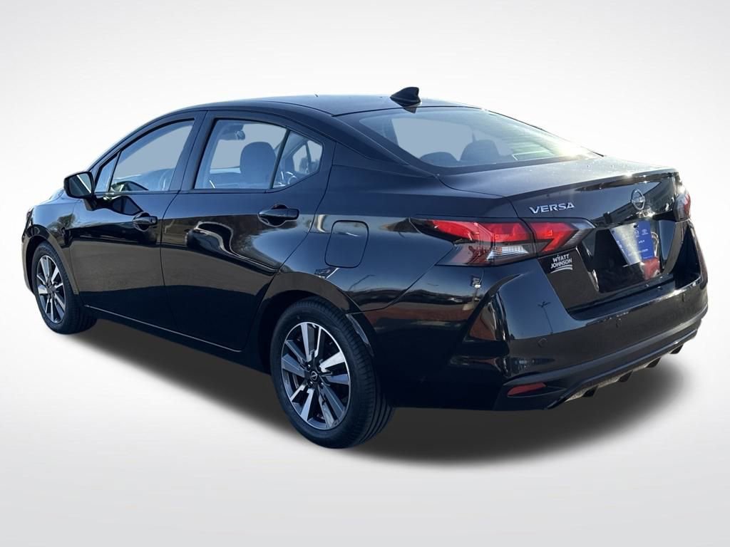 Used 2023 Nissan Versa SV image 3