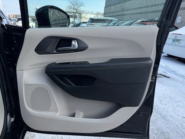 Certified 2024 Chrysler Pacifica Touring-L image 15