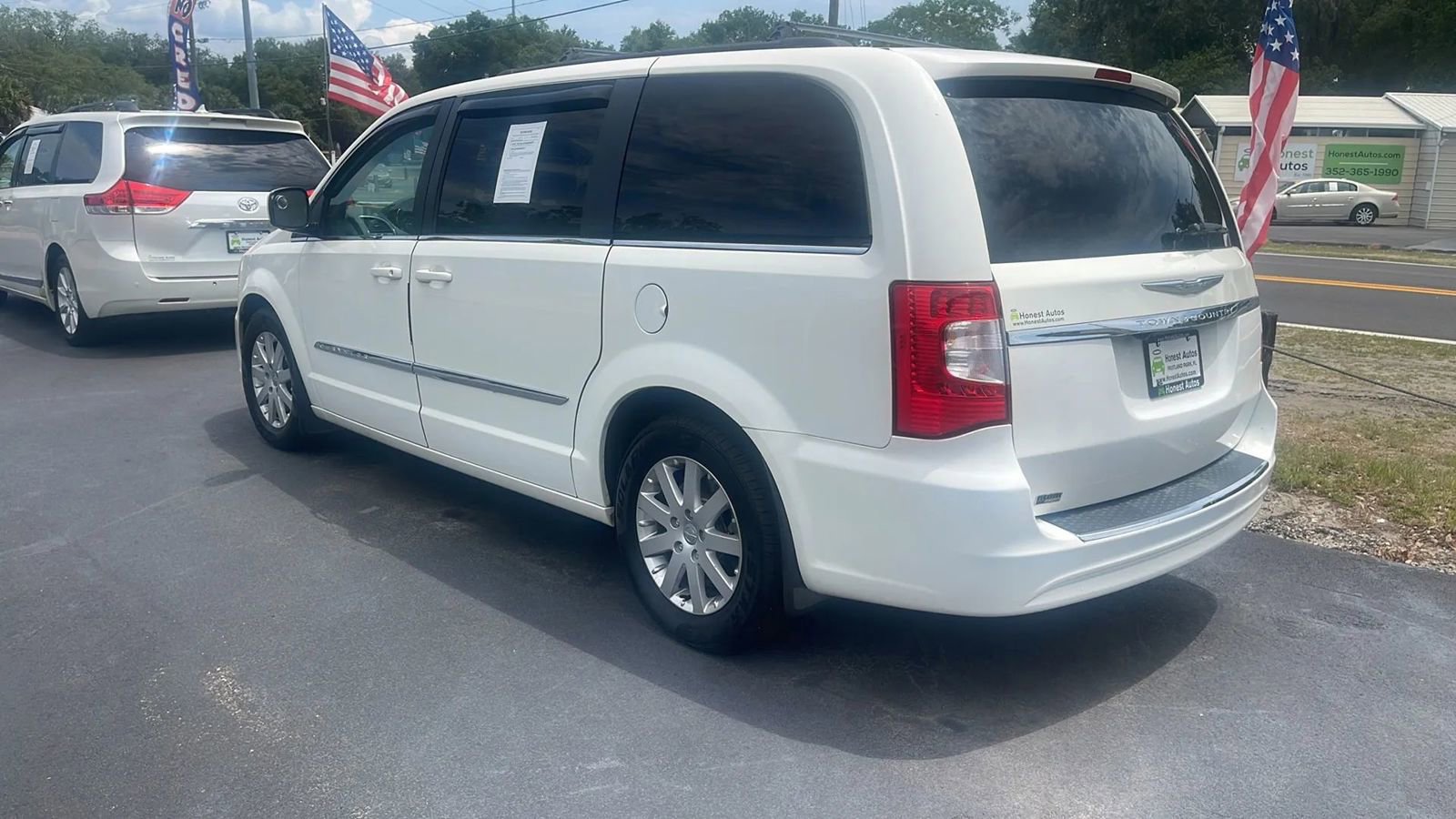 Used 2013 Chrysler Town & Country Touring FWD image 5
