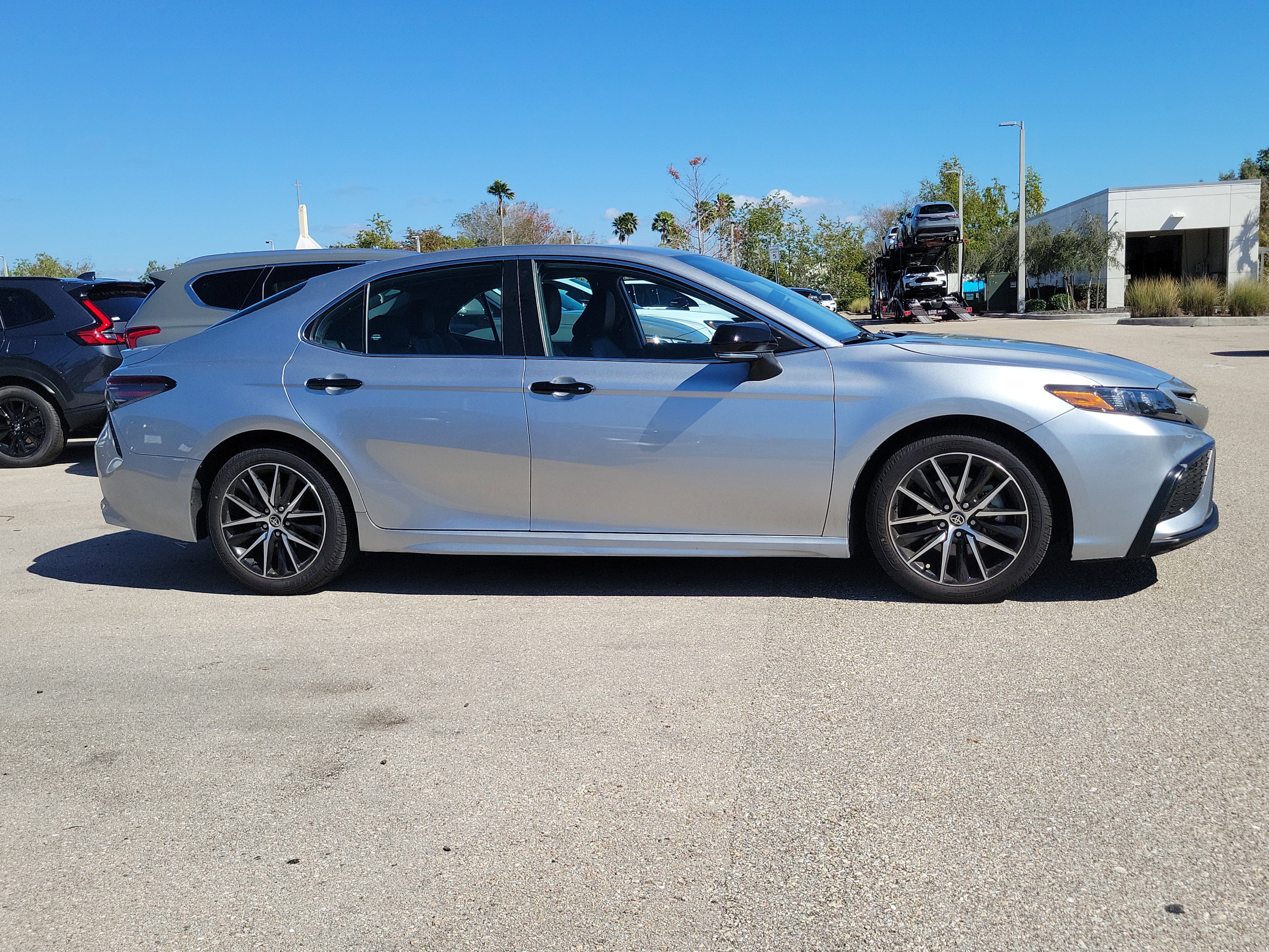 Used 2023 Toyota Camry SE image 3