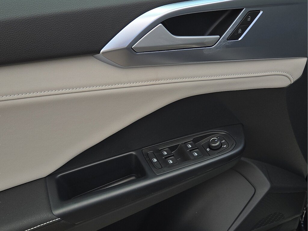 New 2026 Volkswagen Taos SE FWD image 17