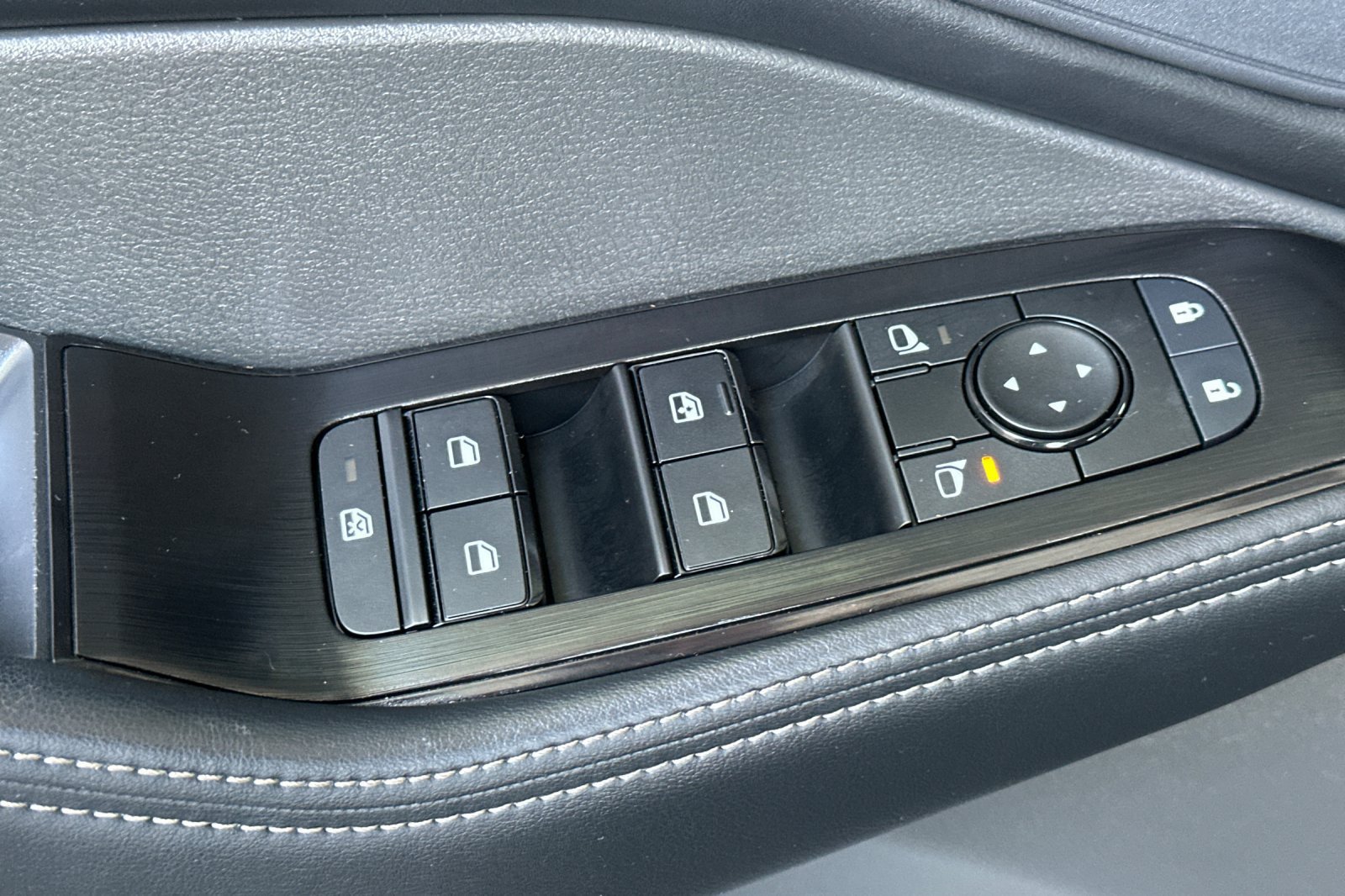 Used 2025 Nissan Rogue SV FWD image 12