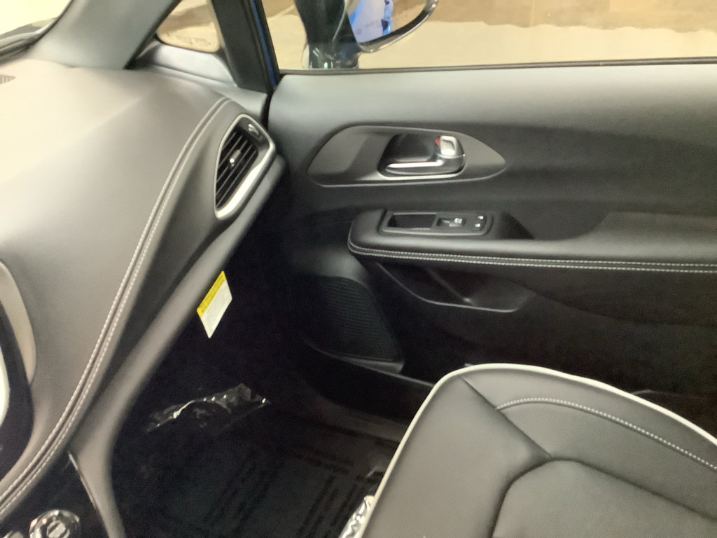 New 2027 Chrysler Pacifica Limited FWD image 21