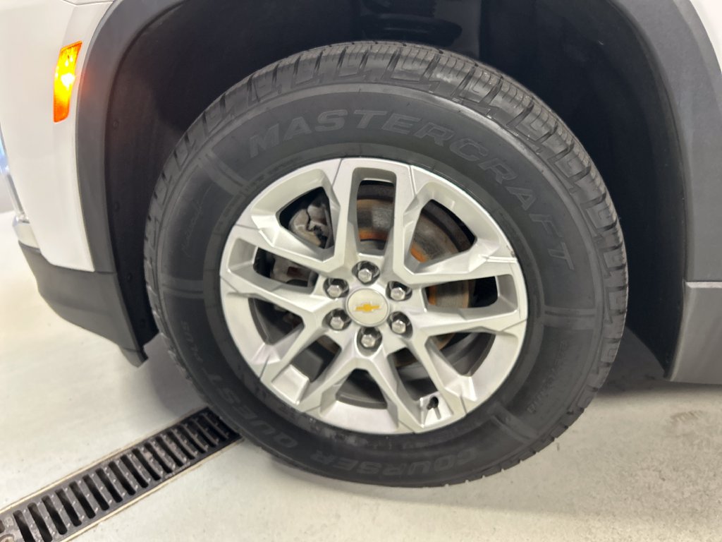 Used 2023 Chevrolet Traverse LS FWD image 9