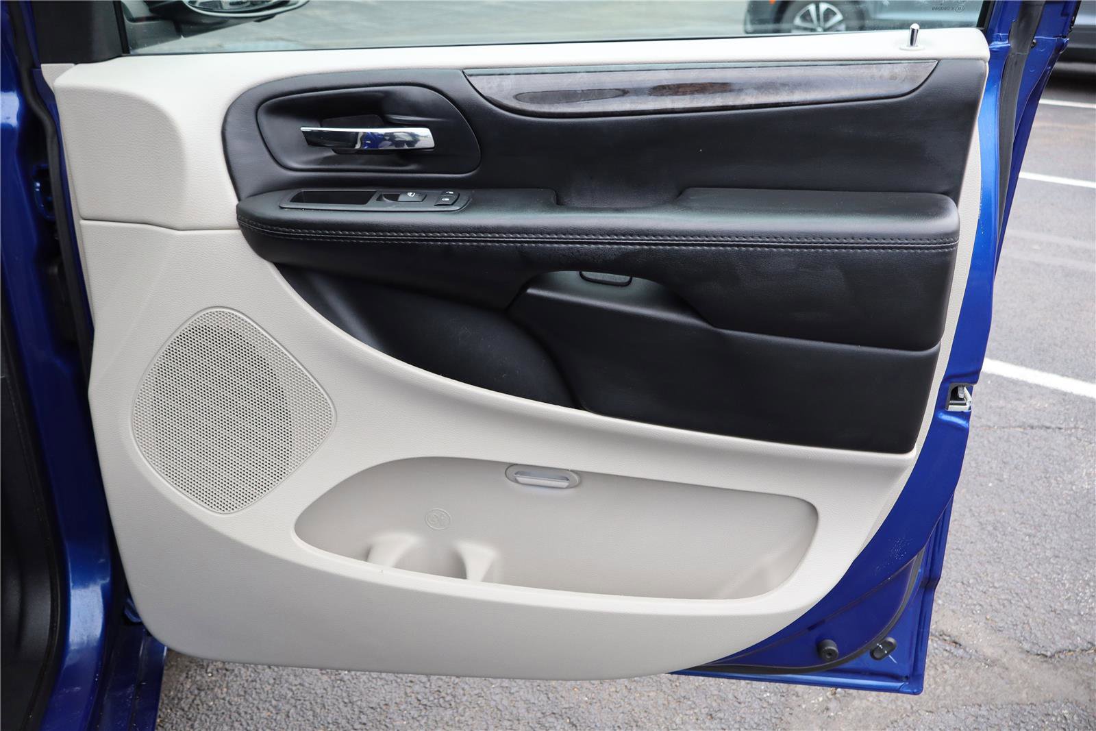 Used 2018 Dodge Grand Caravan SE w/ UConnect Hands-Free Group image 24