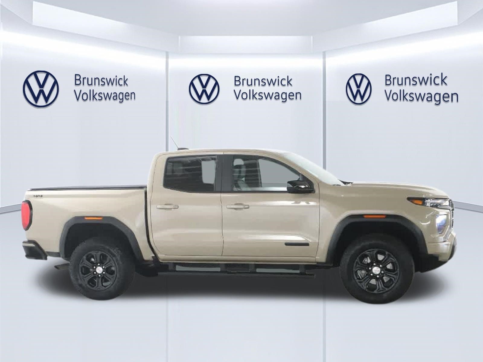 Used 2024 GMC Canyon Elevation w/ Elevation Premium Package AWD/4WD image 11