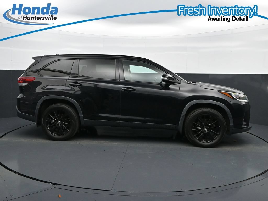 Used 2019 Toyota Highlander SE w/ Nightshade Edition AWD/4WD image 11