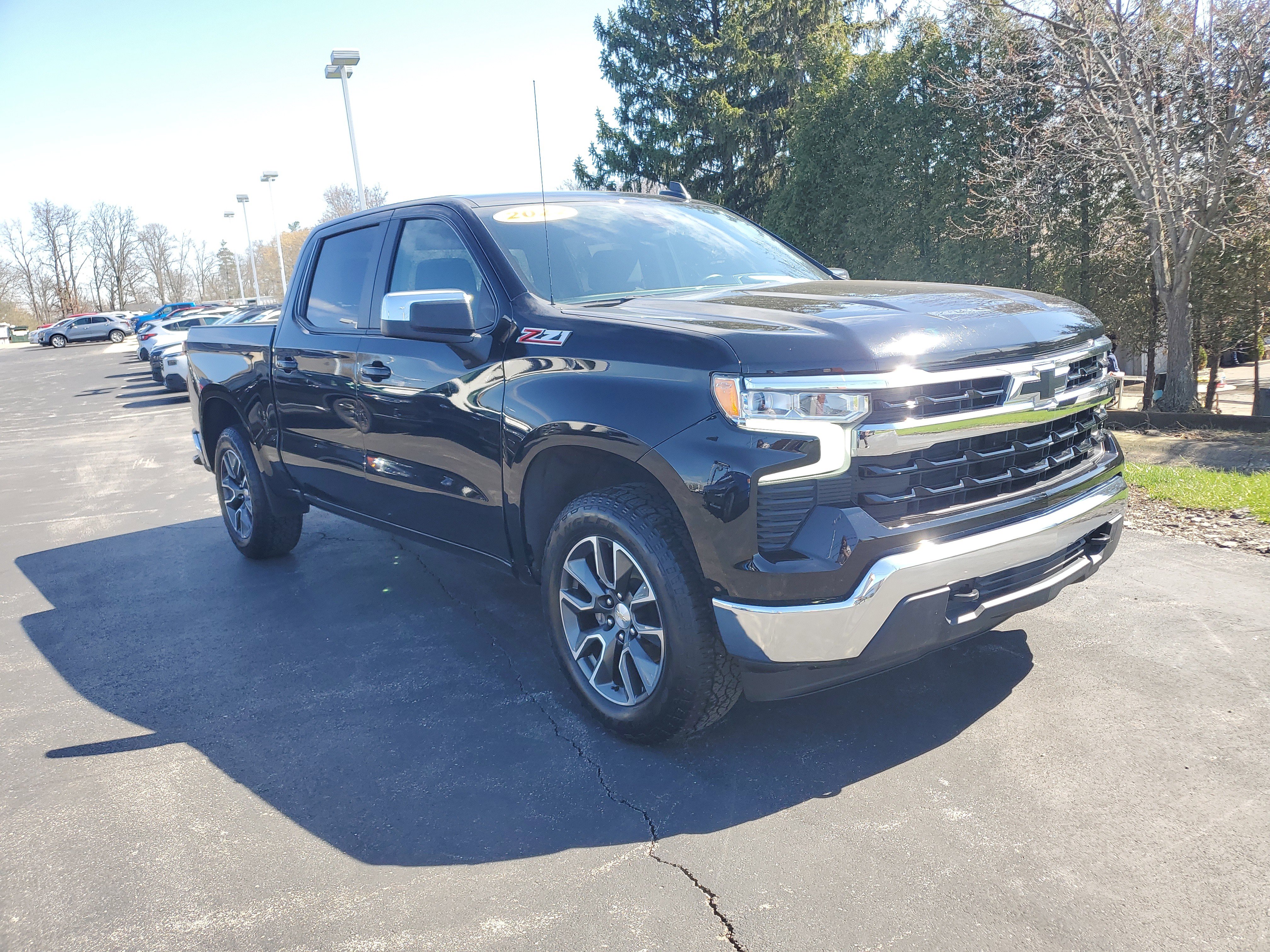 Used 2022 Chevrolet Silverado 1500 LT w/ Z71 Off-Road Package AWD/4WD image 4