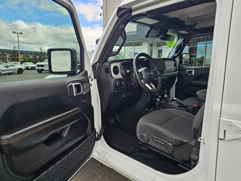 Used 2024 Jeep Wrangler Unlimited Sahara AWD/4WD image 16