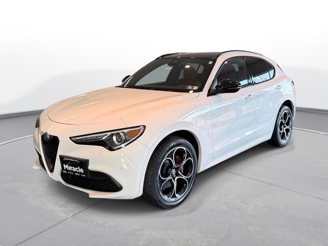 Used 2023 Alfa Romeo Stelvio Veloce AWD/4WD image 2
