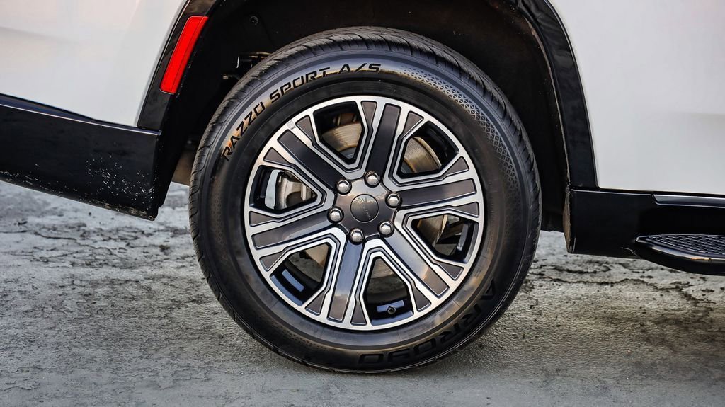 Certified 2024 Jeep Wagoneer Series II w/ Flexible Seating Group image 12