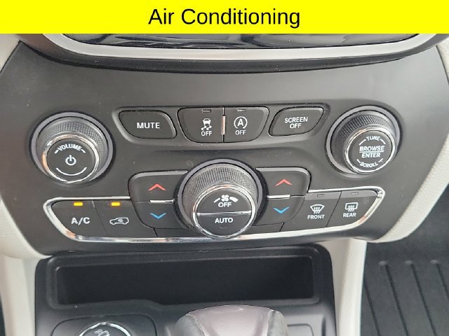 Used 2019 Jeep Cherokee Limited w/ Luxury Group AWD/4WD image 17