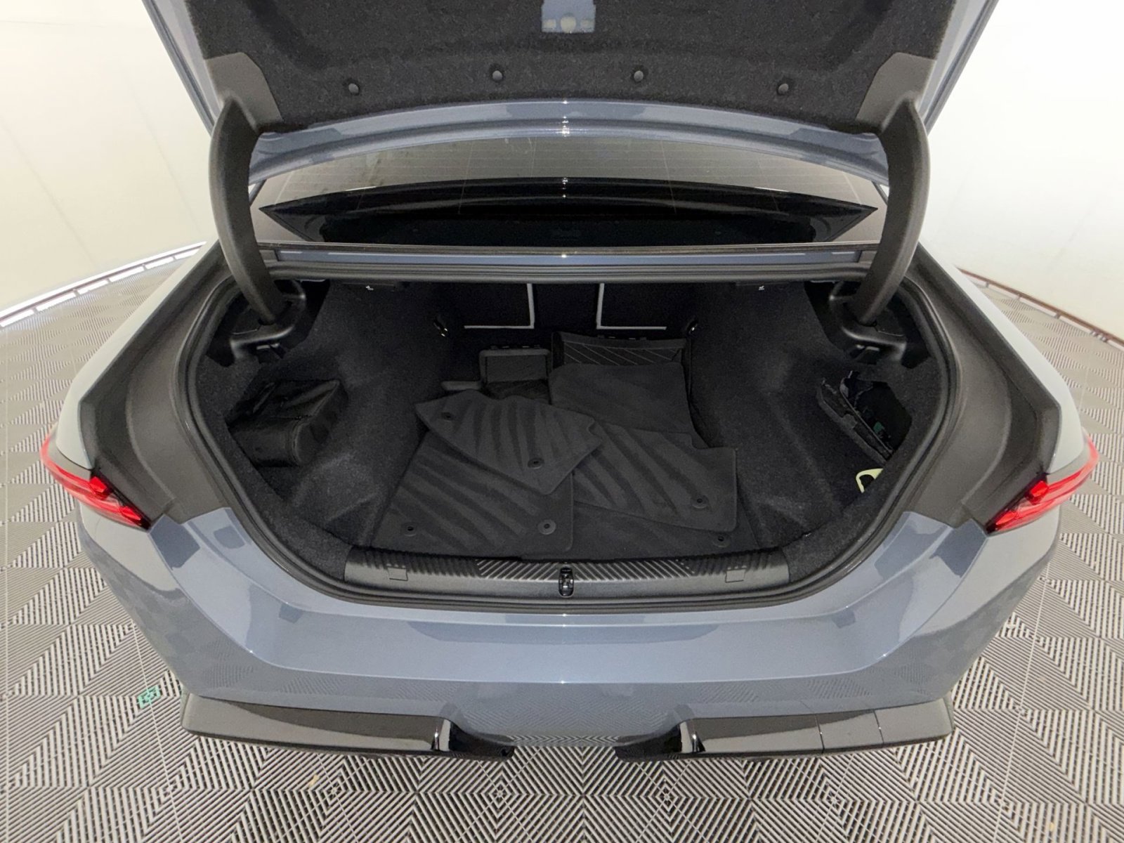 Used 2025 BMW M5 w/ Carbon Package image 22