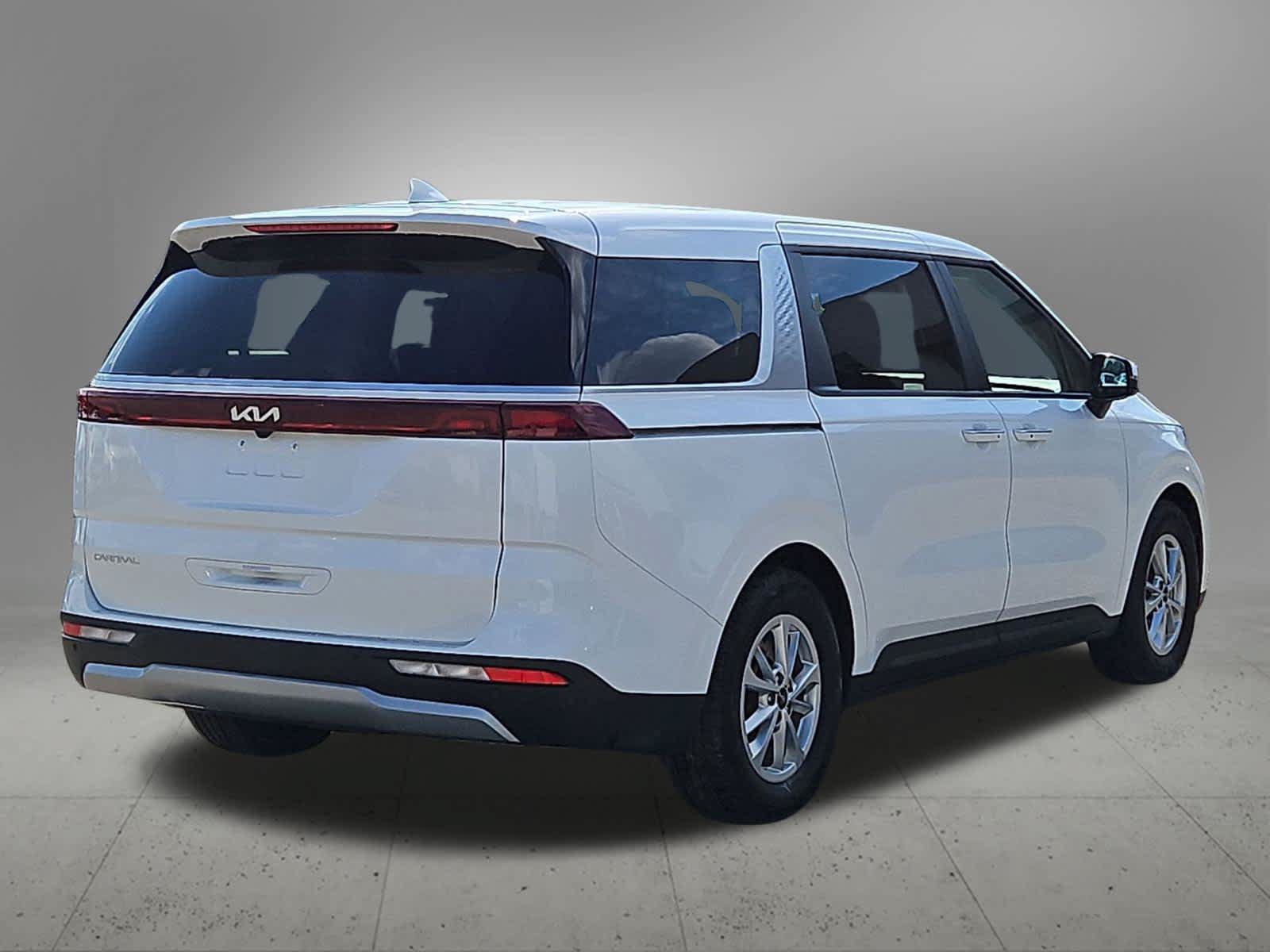 Used 2024 Kia Carnival LX FWD image 5