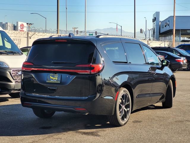 New 2026 Chrysler Pacifica Select w/ S Appearance Package image 4