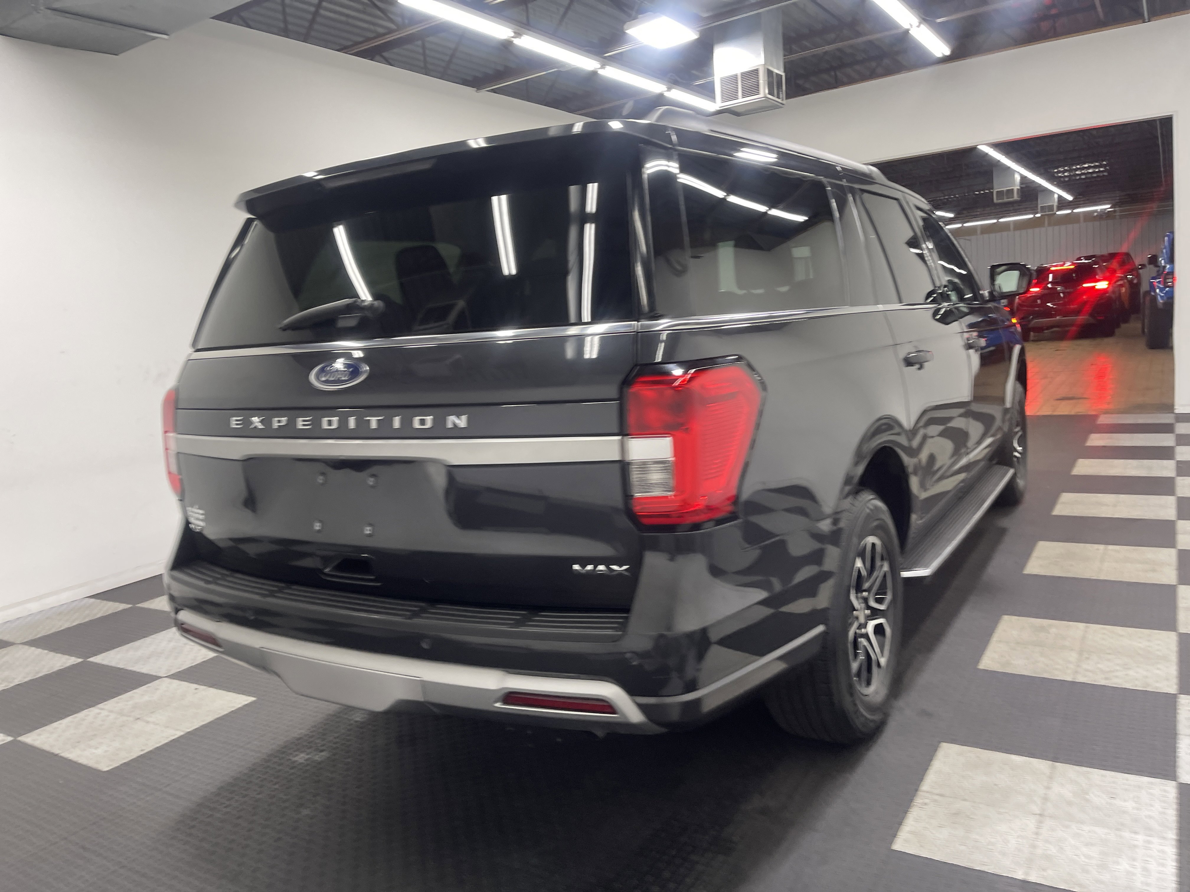 Used 2023 Ford Expedition Max XLT image 5
