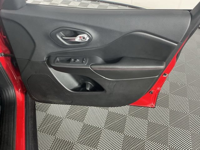 Used 2019 Jeep Cherokee Trailhawk AWD/4WD image 16