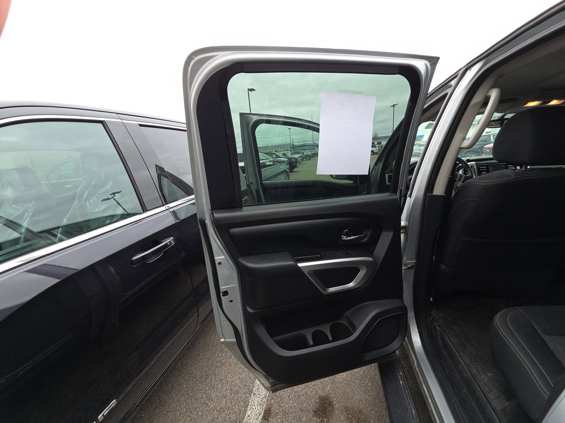 Used 2017 Nissan Titan SV image 11