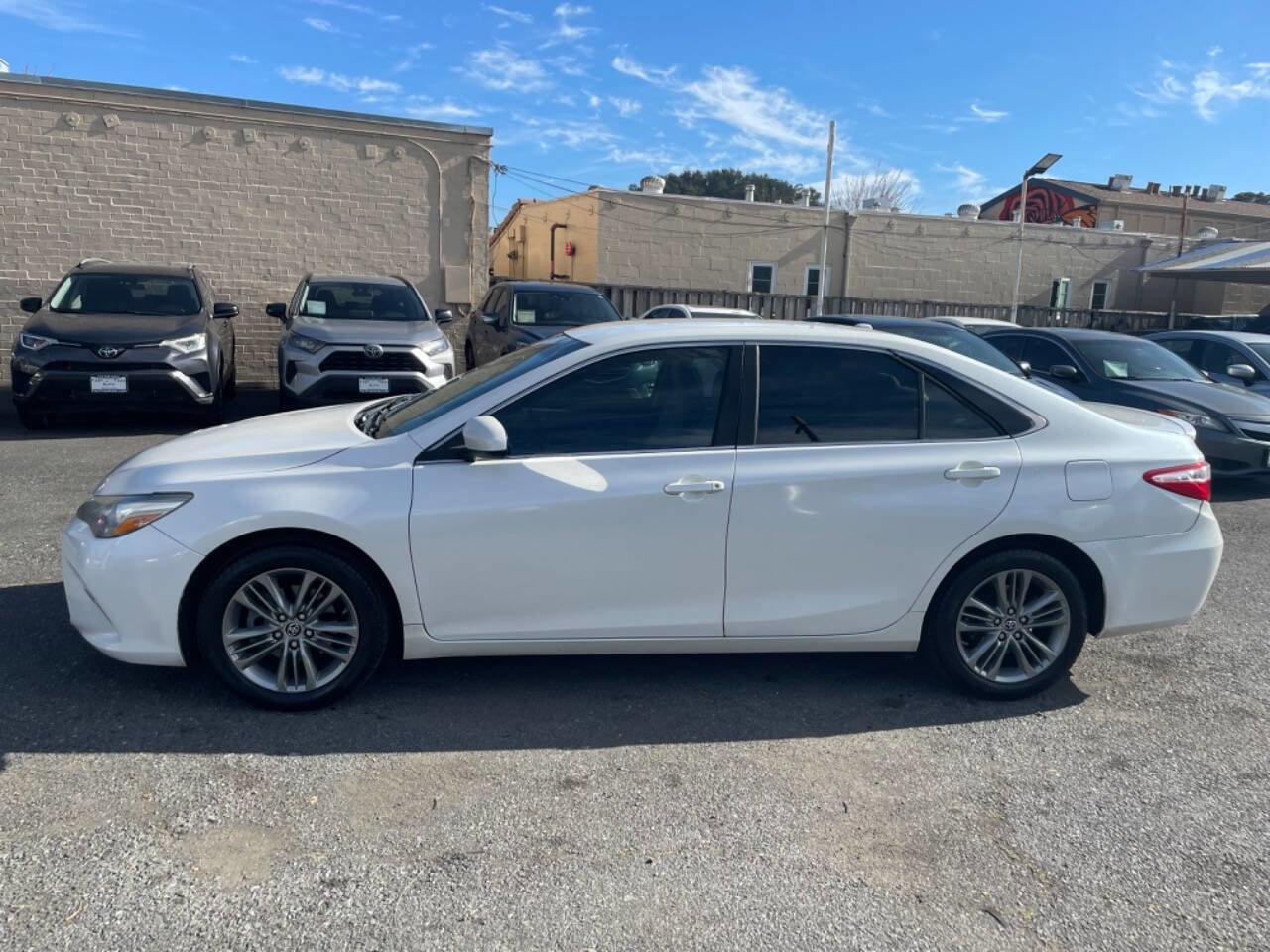Used 2015 Toyota Camry SE FWD image 6