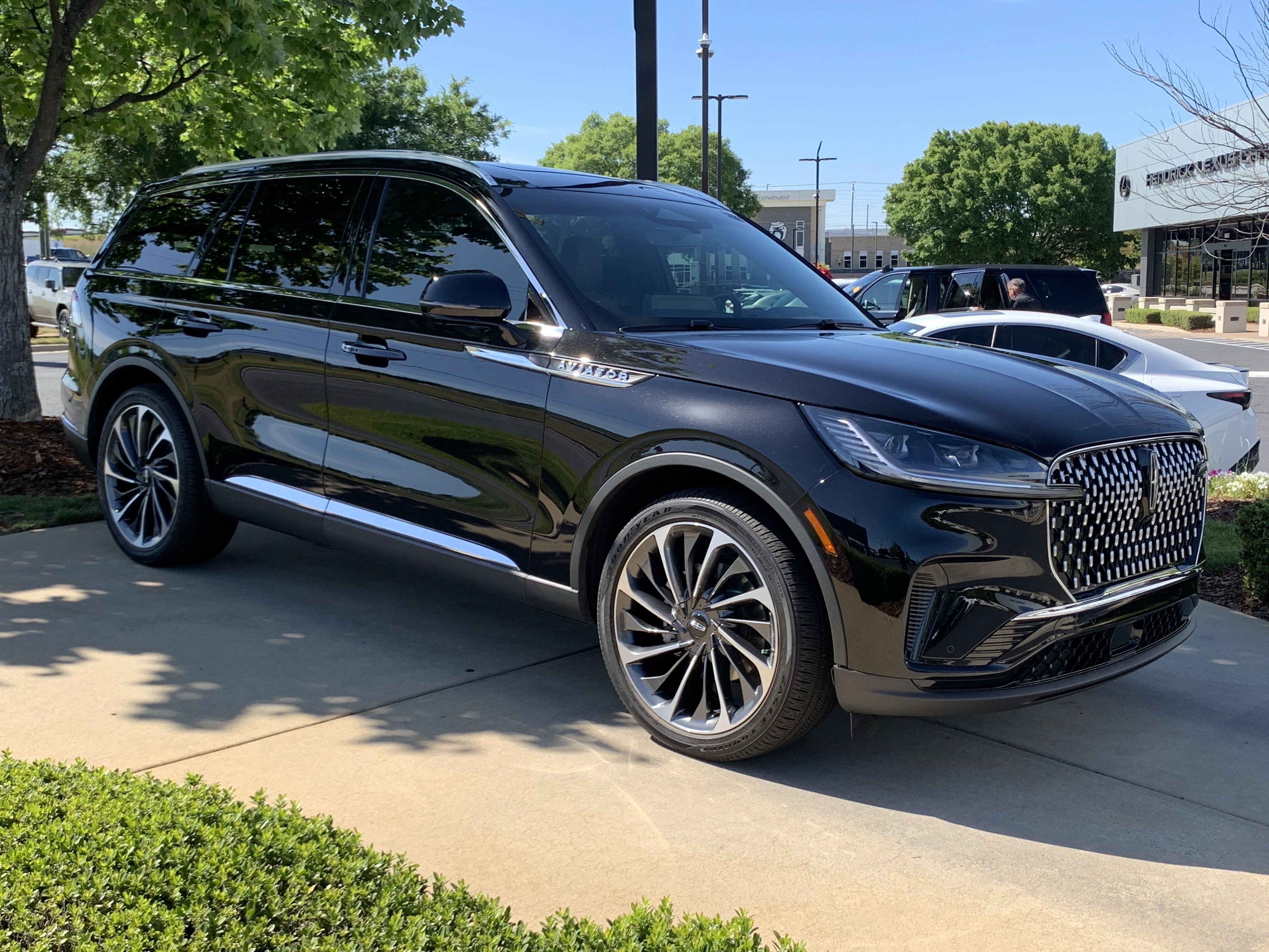 Used 2025 Lincoln Aviator Reserve w/ Illumination Package RWD image 3