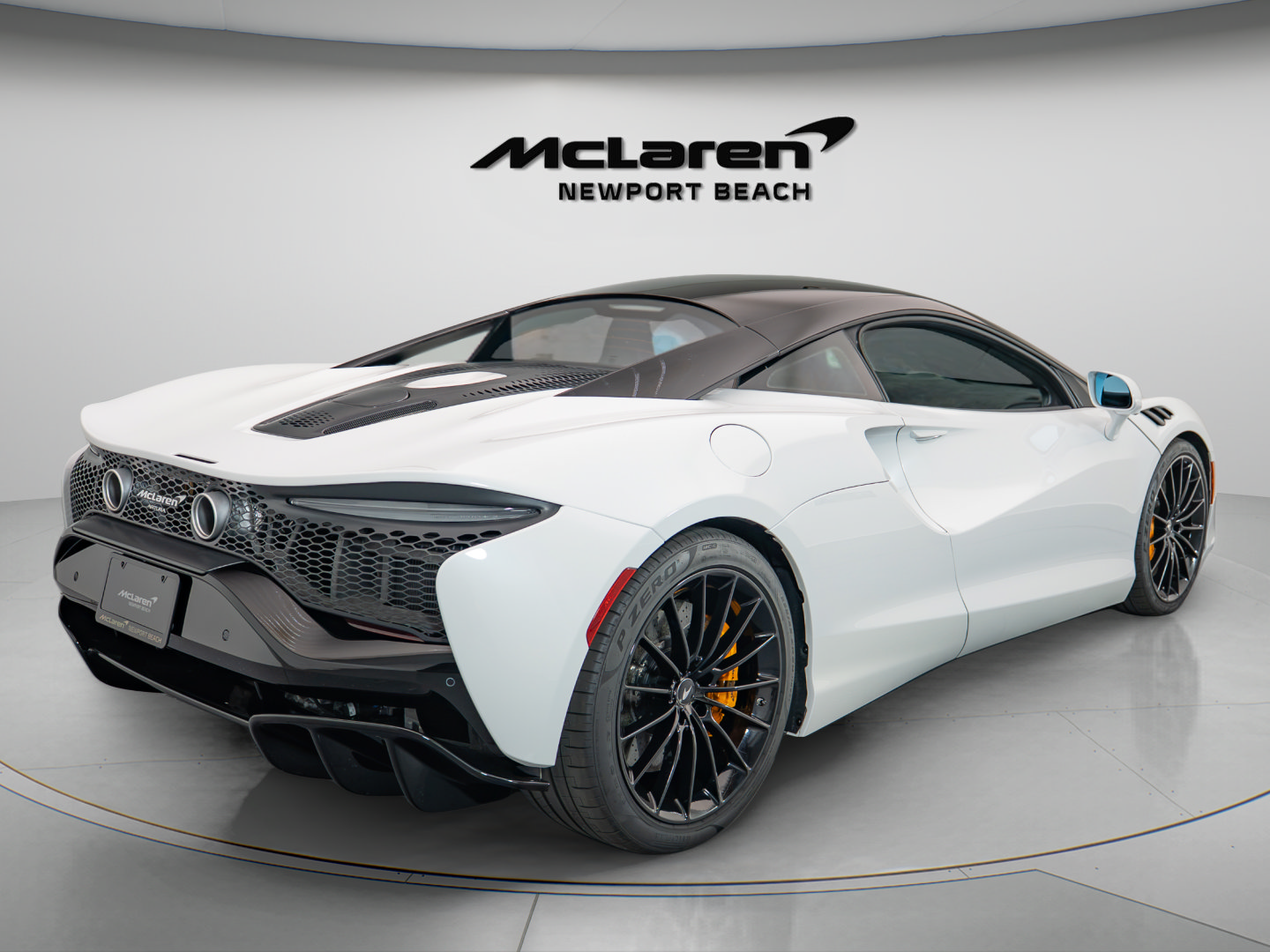 Used 2025 McLaren Artura RWD image 6