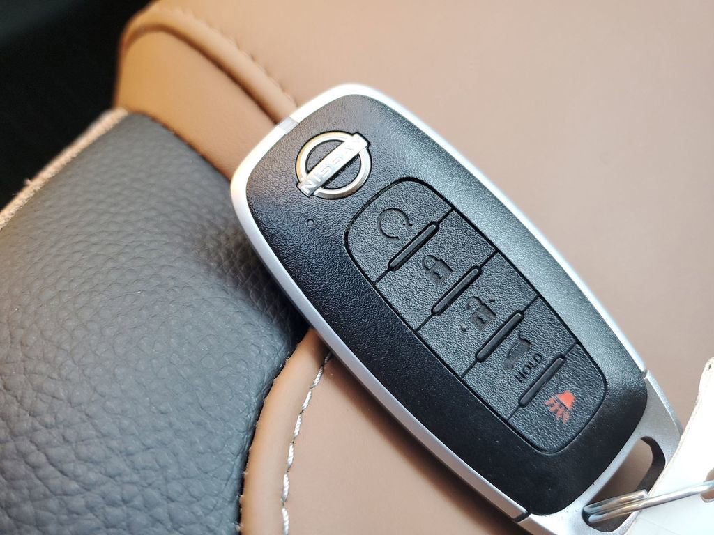 Used 2025 Nissan Pathfinder Platinum image 40