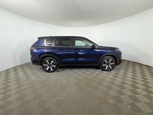 Used 2025 Mitsubishi Outlander SE AWD/4WD image 2