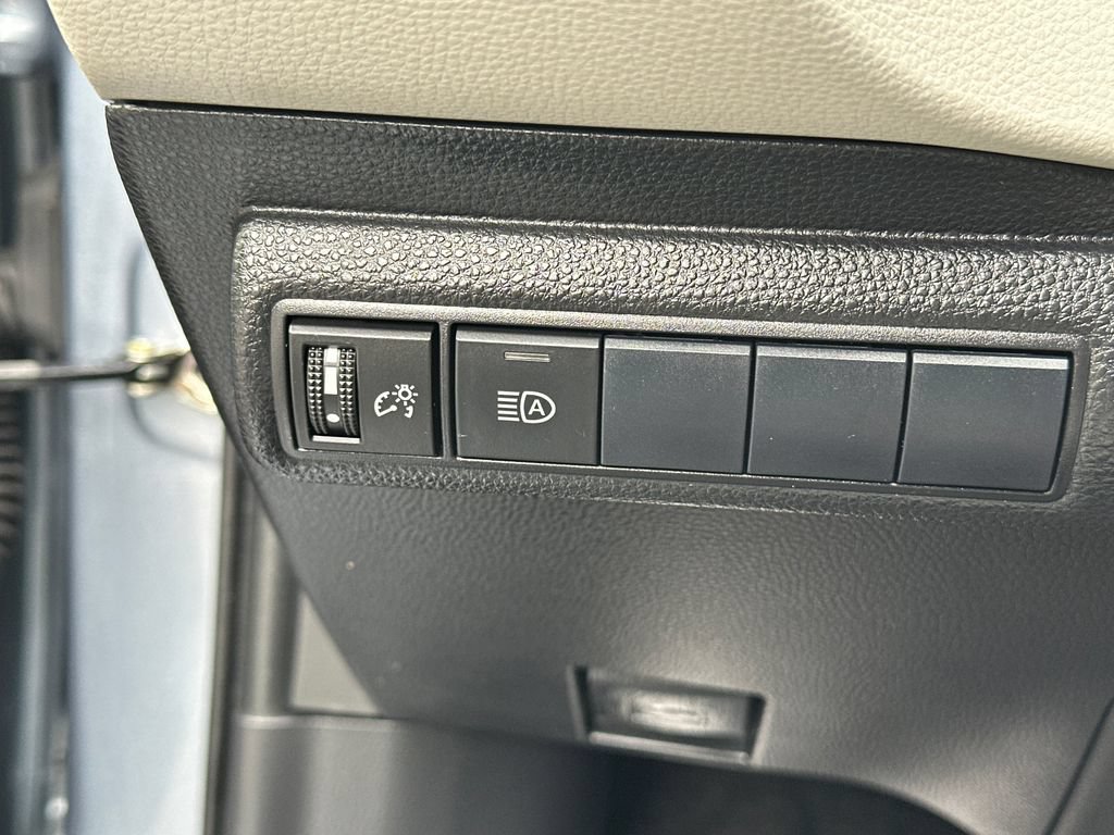 Used 2020 Toyota Corolla LE w/ Carpet Mat Package (TMS) FWD image 17