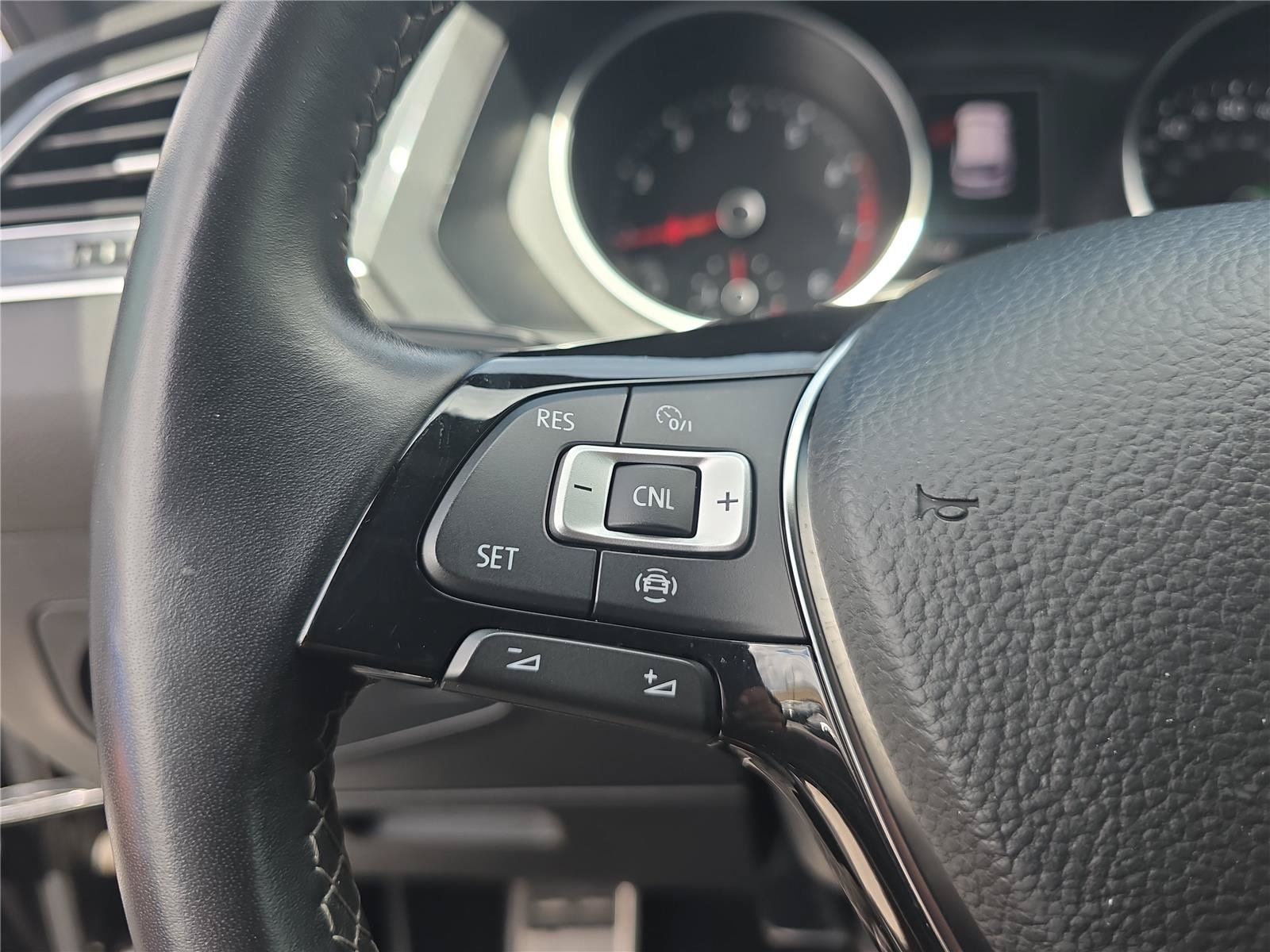 Used 2020 Volkswagen Tiguan SE R-Line AWD/4WD image 27