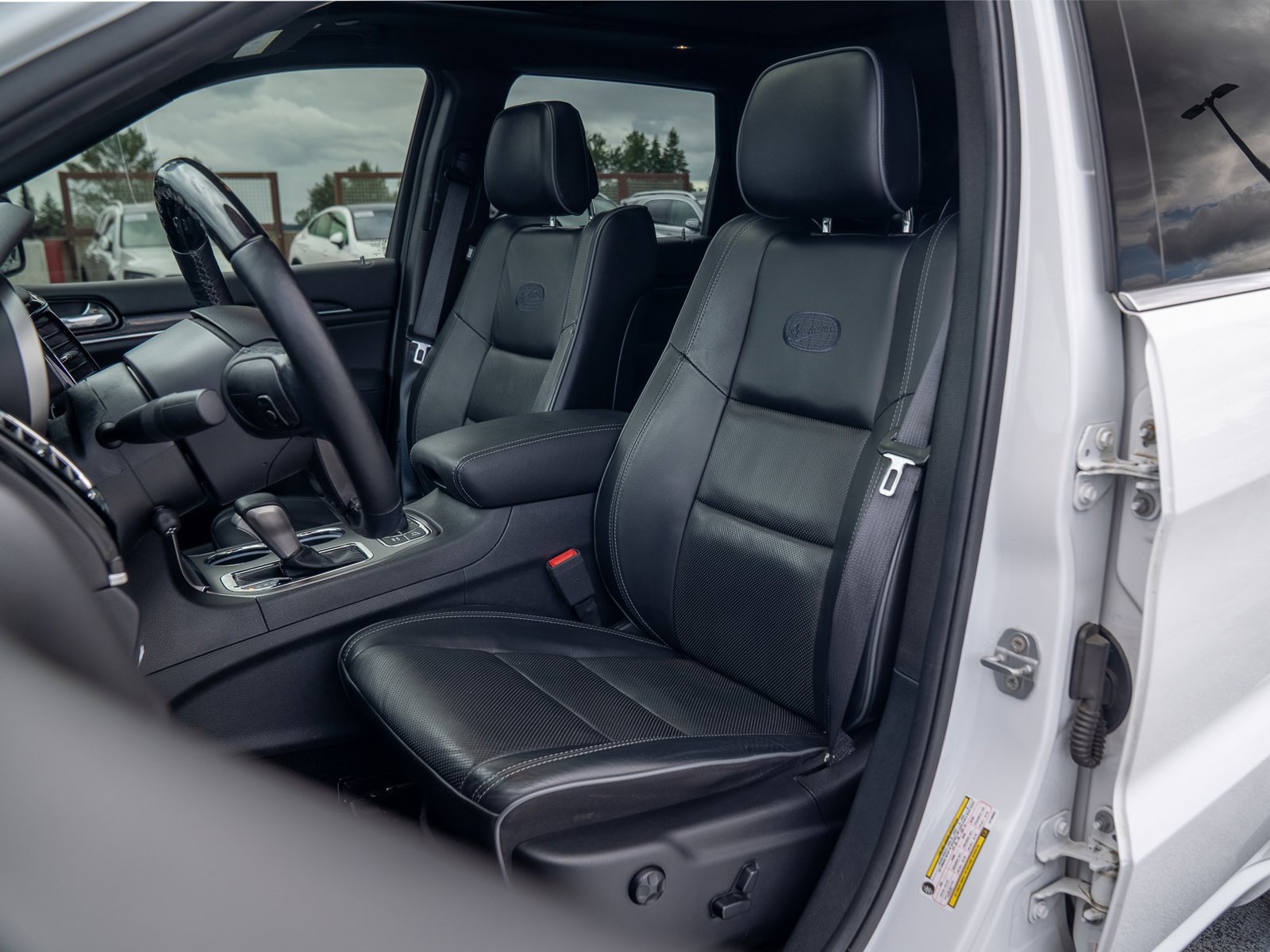Used 2020 Jeep Grand Cherokee Overland AWD/4WD image 17