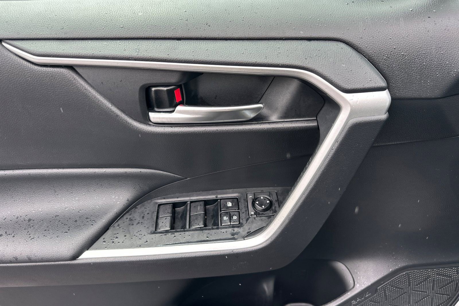 Used 2021 Toyota RAV4 XLE w/ Convenience Package image 10