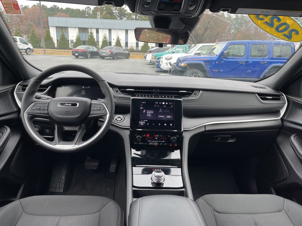 Used 2025 Jeep Grand Cherokee Laredo X w/ Luxury Tech Group I image 8