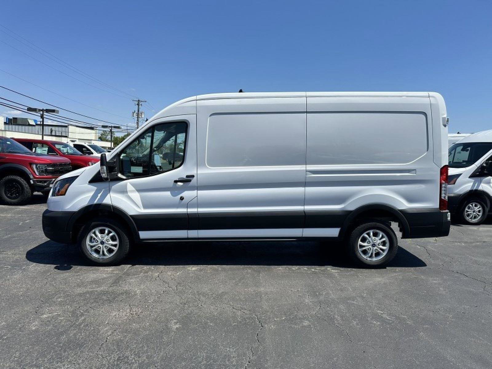 Used 2023 Ford E-Transit Medium Roof image 8