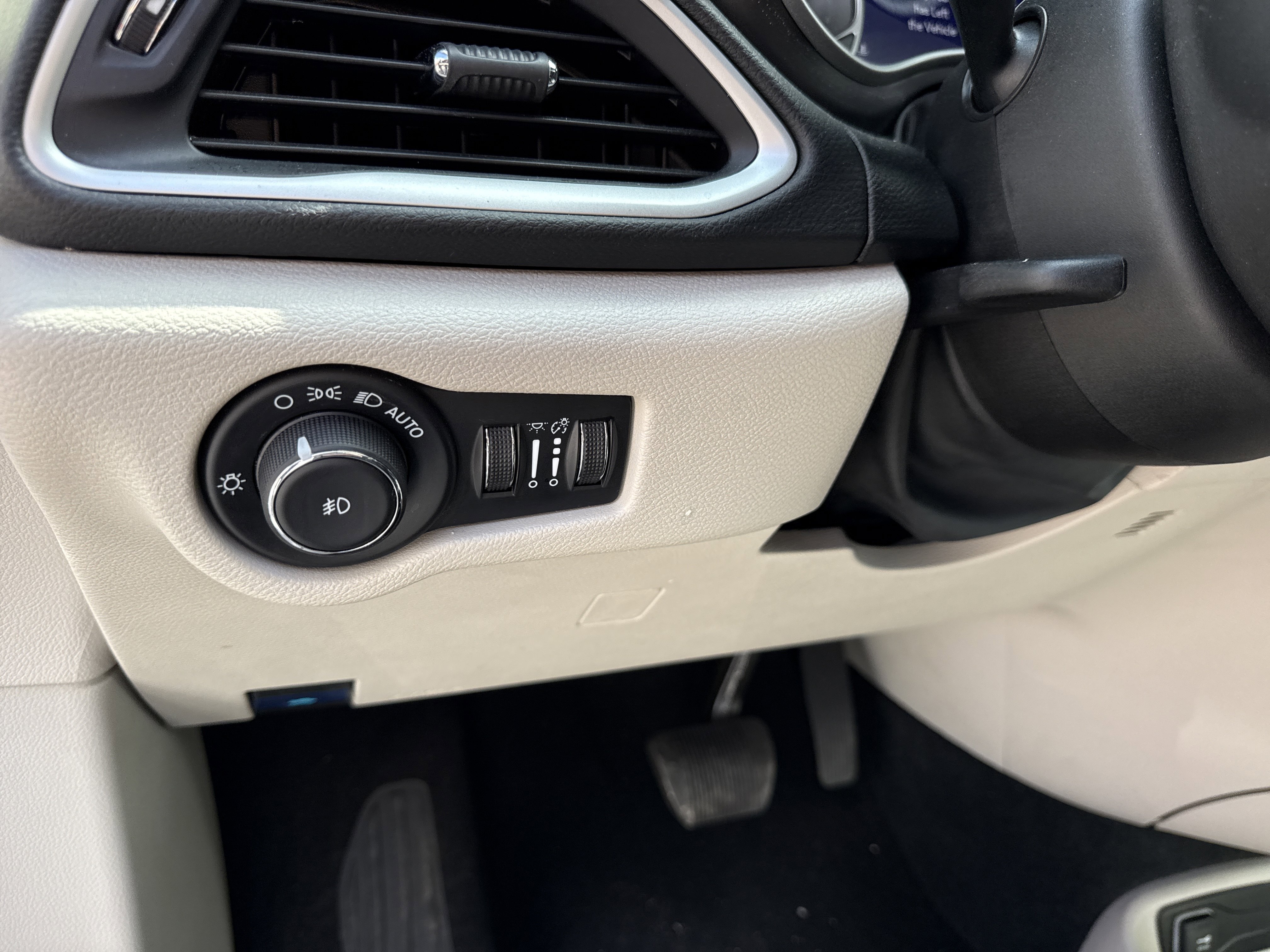 Used 2024 Chrysler Pacifica Touring-L image 38